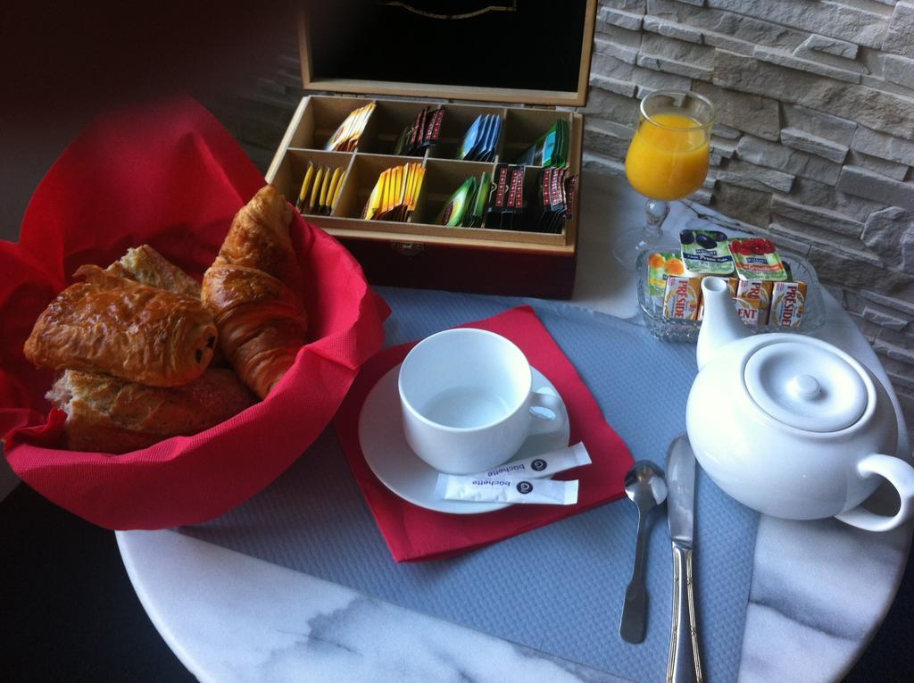Le Monopole Hotel Reims Værelse billede